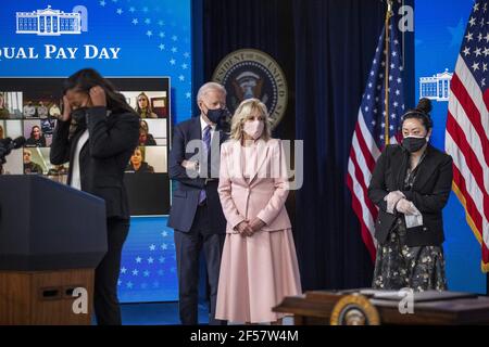 US-Präsident Joe Biden, mit First Lady Dr. Jill Biden, hören Bemerkungen von Margaret Purce, ein Mitglied der US Soccer WomenâÂ € Â™s Nationalmannschaft, während einer Veranstaltung zu markieren gleiche Bezahlung Tag im State Dining Room des Weißen Hauses in Washington, DC, USA, 24 März 2021. Equal Pay Day markiert die zusätzliche Zeit, die es dauert eine durchschnittliche Frau in den Vereinigten Staaten, um den gleichen Lohn zu verdienen, dass ihre männlichen Kollegen im vorherigen Kalenderjahr. Stockfoto