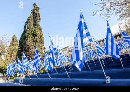 Griechische Flaggen schwenken auf dem Syntagma-Platz in Athen, Griechenland, während der Feier zum 200. Jahrestag des griechischen Unabhängigkeitskrieges (25th 1821.-2021. März). Stockfoto