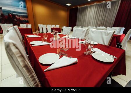 Serviert Tische im Restaurant. Empfangshalle für Gäste beim Festival. Interieur eines teuren Restaurants Stockfoto