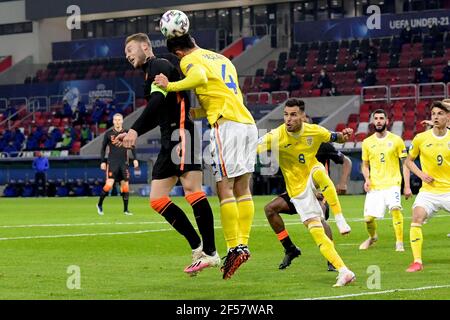 BÖDEST, UNGARN - MÄRZ 24: Teun Koopmeiners der Niederlande U21, Alexandru Pasanu von Rumänien U21 während der UEFA unter 21 Euro Championship Gr Stockfoto