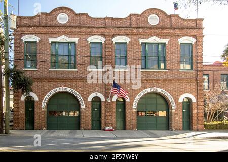 Charleston, South Carolina, USA - 23. Februar 2021: Außenansicht der historischen Charleston Feuerwehr. Das Gebäude wurde 1888 eröffnet. Stockfoto