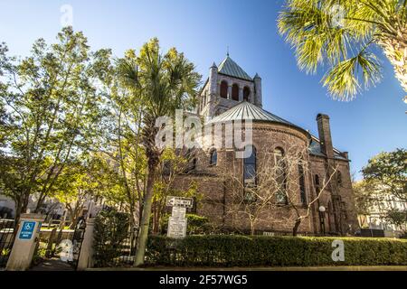 Charleston, South Carolina, USA - 23. Februar 2021: Außenansicht der Circular Congregational Church und des Friedhofs. Der Friedhof hat Gräber aus dem 17. Jahrhundert Stockfoto