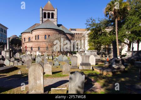 Charleston, South Carolina, USA - 23. Februar 2021: Außenansicht der Circular Congregational Church und des Friedhofs. Der Friedhof hat Gräber aus dem 17. Jahrhundert Stockfoto