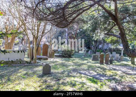 Charleston, South Carolina, USA - 23. Februar 2021: Außenansicht der Circular Congregational Church und des Friedhofs. Der Friedhof hat Gräber aus dem 17. Jahrhundert Stockfoto