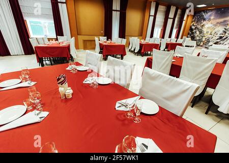 Serviert Tische im Restaurant. Empfangshalle für Gäste beim Festival. Interieur eines teuren Restaurants Stockfoto