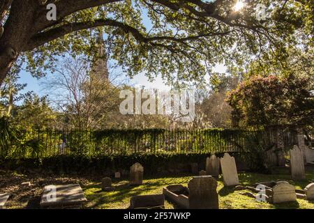 Charleston, South Carolina, USA - 23. Februar 2021: Außenansicht der Circular Congregational Church und des Friedhofs. Der Friedhof hat Gräber aus dem 17. Jahrhundert Stockfoto