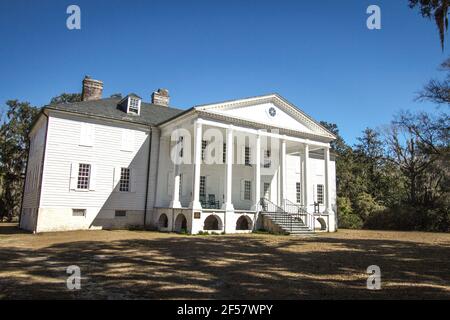 Außenansicht des historischen Hampton Plantation. Das angeblich heimgesuchte Herrenhaus im Vorkriegsstil ist das Herzstück eines South Carolina State Park. Stockfoto