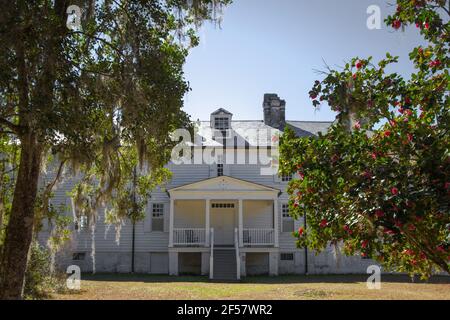 Außenansicht des historischen Hampton Plantation. Das angeblich heimgesuchte Herrenhaus im Vorkriegsstil ist das Herzstück eines South Carolina State Park. Stockfoto