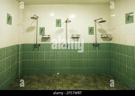 Dusche im Zimmer eines günstigen Hotels Stockfoto