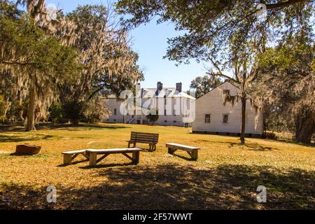 Außenansicht des historischen Hampton Plantation. Das angeblich heimgesuchte Herrenhaus im Vorkriegsstil ist das Herzstück eines South Carolina State Park. Stockfoto