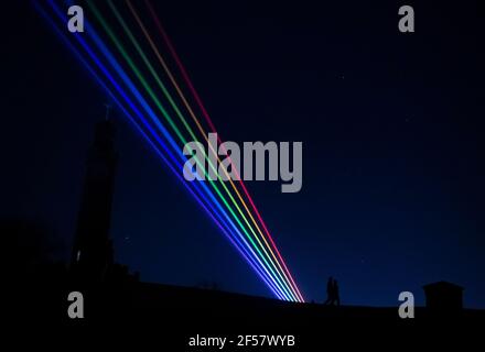 Edinburgh, Schottland, Großbritannien. Mittwoch, 24th. März 2021. Global Rainbow erleuchtet die Skyline von Edinburgh mit der Botschaft der Liebe, der Hoffnung und der Freundlichkeit der Welt. Hier von Calton Hill Burns&Beyond aus gesehen, kehrt EdinburghÕs Flaggschiff Burns Festival diese Woche in die Stadt zurück, um Liebe, Hoffnung und Freundlichkeit zu verbreiten mit der schottischen Premiere von Yvettes MatternÕs Laserkunstinstallation Global Rainbow, die den Himmel über der Hauptstadt erleuchten wird. Credit Sandy Robinson / Alamy Live News Stockfoto