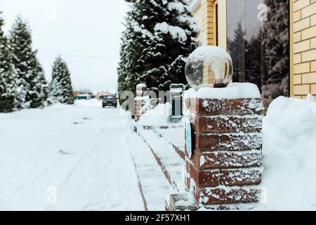 Weihnachtsbäume im Hinterhof im Schnee. Gemütlicher Garten mit Pavillon und Gassen eines Landhauses im Winter Stockfoto