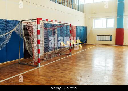 Farbige steht für Fans in einem Hallenstadion. Sitze in der Sporthalle für Wettkämpfe. Leere Bank von Reservespielern Stockfoto