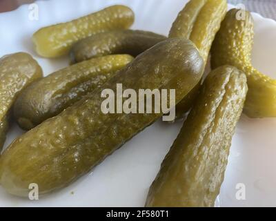Eingelegte Gurken auf einem weißen Teller Stockfoto