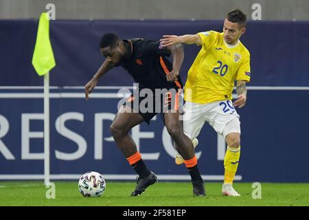 BOEDAPEST, UNGARN - MÄRZ 24: Deyovaisio Zeefuik der Niederlande U21, Alexandru Matan von Rumänien U21 während der UEFA unter 21 Euro Championship Gr Stockfoto