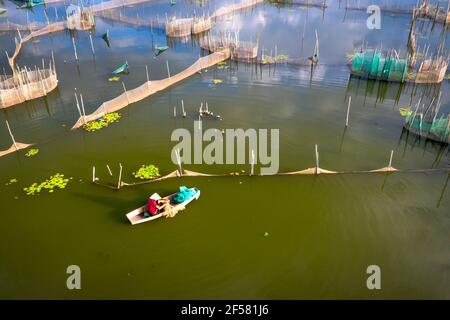 Bao Loc Stadt, Provinz Lam Dong, Vietnam - 12. März 2021: Ein Mann ist die Einrichtung eines Fangnetzes auf einem See in Bao Loc Stadt, Provinz Lam Dong, Vietnam Stockfoto