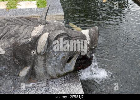 Brunnen in Form eines großen Schweins im Park Taman Tirta Gangga. Indonesien, Insel Bali, Taman Tirta Gangga Stockfoto