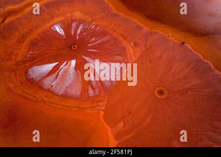 Luftaufnahme eines Reservoirs Aluminium, Bauxit voll von roten giftigen Schlamm - roten Schlamm Lagerung Stockfoto
