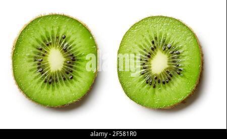 Zwei verschiedene saftige Kiwi-Scheiben isoliert auf weißem Hintergrund, Draufsicht Stockfoto