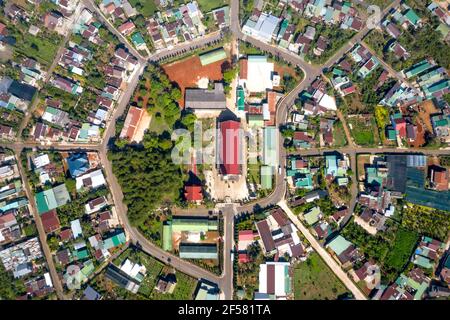 Bao Loc, Lam Dong Provinz, Vietnam - 13. März 2021: Tan Ha Pfarrkirche von oben gesehen an Phan Chu Trinh Street, Loc Tien, Bao Loc, Lam Dong, Viet Stockfoto