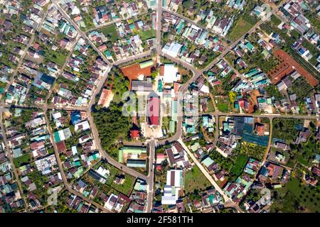 Bao Loc, Lam Dong Provinz, Vietnam - 13. März 2021: Tan Ha Pfarrkirche von oben gesehen an Phan Chu Trinh Street, Loc Tien, Bao Loc, Lam Dong, Viet Stockfoto