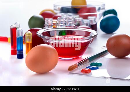 Traditionelle Malerei und Färbung Eier zu Ostern zu feiern Stockfoto