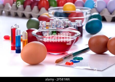 Traditionelle Malerei und Färbung Eier zu Ostern zu feiern Stockfoto