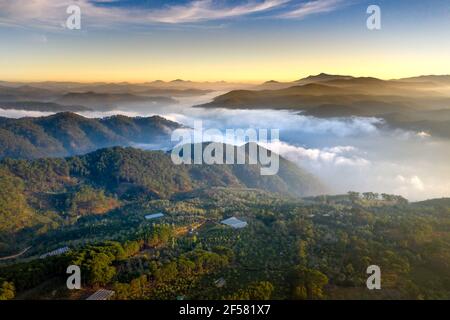 Phantasievolle Landschaft eines frühen Morgens, wenn die Sonne über den Dai Lao Berges Bereich ansteigt, Bao Loc Bezirk, Provinz Lam Dong, Vietnam Stockfoto