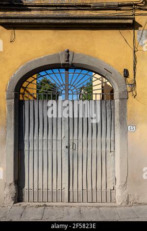Geschlossen Altgewölbtes Metalltor und Sicherheitstür in Florenz, Italien Stockfoto