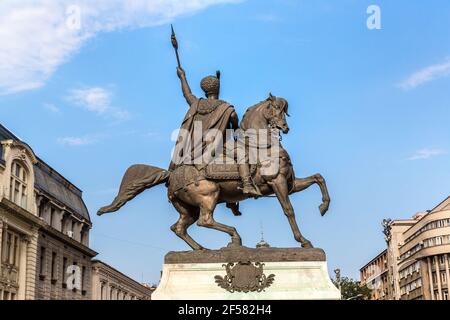 Bronzestatue von Michael dem Tapferen an einem Sommertag in Bukarest, Rumänien Stockfoto