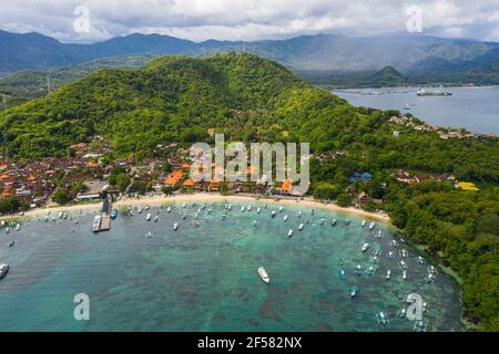 Luftbild des idyllischen Dorfes Padangbai, Strand und Stadt im Osten von Bali, Indonesien Stockfoto