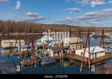 Schwimmende Häuser Nachbarschaft auf einem Columbia Fluss in Portland Oregon. Stockfoto