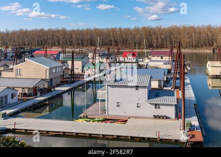 Schwimmende Häuser Nachbarschaft auf einem Columbia Fluss in Portland Oregon. Stockfoto