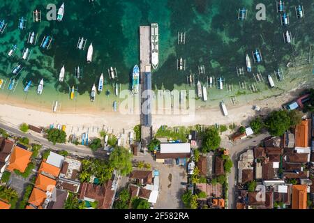 Top down Luftbild des idyllischen Padangbai Dorf, Strand und Stadt im Osten von Bali, Indonesien. Die Anlegestelle ist für Schnellboot zur Gili Insel und Stockfoto