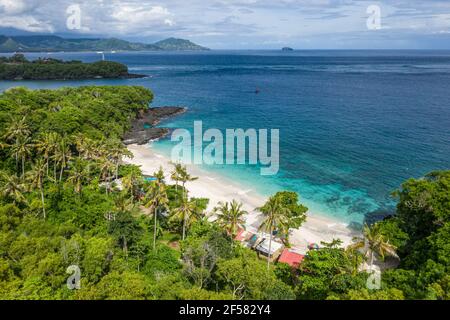 Atemberaubender Blick auf den weißen Sandstrand von Bias Tugel in Padang Bai in Bali, Indonesien Stockfoto