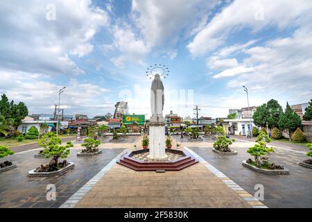 Bao Loc Town, Lam Dong, Vietnam - 12. März 2021: Statue der Muttergottes (von hinten gesehen) in der Holy Mother Church in Bao Loc Town, Lam Dong, Vietnam Stockfoto