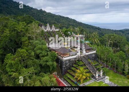 Luftaufnahme des Lempuyang-Tempels, einem traditionellen balinesischen Hindu-Tempel in Bali, Indonesien Stockfoto