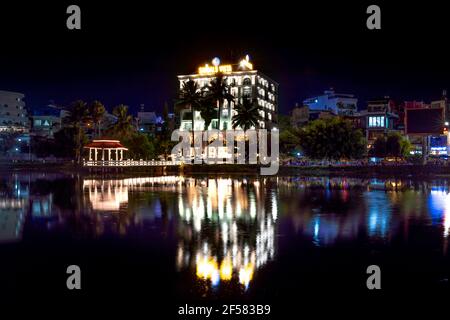 Bao Loc Town, Provinz Lam Dong, Vietnam - 12. März 2021: Nacht in Bao Loc Town, Provinz Lam Dong, Vietnam Stockfoto