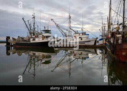 Vertäute Kommerzielle Fischerboote. Ruhiges Wasser und Wolken über dem Hafen von Steveston, British Columbia, Kanada bei Vancouver. Stockfoto