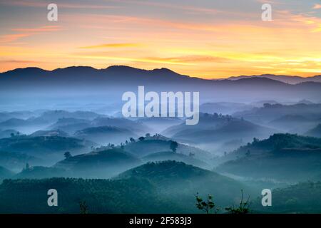 Phantasievolle Landschaft eines frühen Morgens, wenn die Sonne über den Dai Lao Berges Bereich ansteigt, Bao Loc Bezirk, Provinz Lam Dong, Vietnam Stockfoto