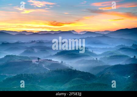 Phantasievolle Landschaft eines frühen Morgens, wenn die Sonne über den Dai Lao Berges Bereich ansteigt, Bao Loc Bezirk, Provinz Lam Dong, Vietnam Stockfoto