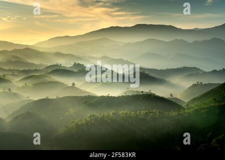 Phantasievolle Landschaft eines frühen Morgens, wenn die Sonne über den Dai Lao Berges Bereich ansteigt, Bao Loc Bezirk, Provinz Lam Dong, Vietnam Stockfoto