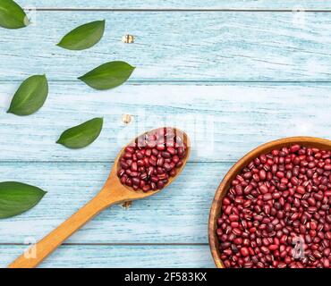 Vigna angularis - Rohe rote Adzuki-Bohnen im Holzlöffel Stockfoto