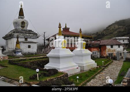 Buddhistische Kloster und traditionelle tibetische Stupa oder Choten, Denkmal in der Regel mit heiligen Reliquien Stockfoto