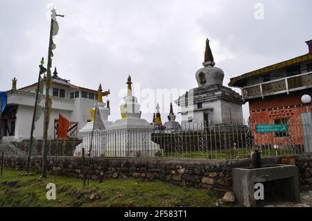 Buddhistische Kloster und traditionelle tibetische Stupa oder Choten, Denkmal in der Regel mit heiligen Reliquien Stockfoto