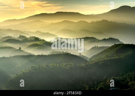 Phantasievolle Landschaft eines frühen Morgens, wenn die Sonne über den Dai Lao Berges Bereich ansteigt, Bao Loc Bezirk, Provinz Lam Dong, Vietnam Stockfoto