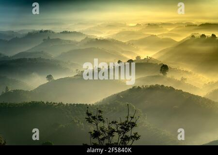 Phantasievolle Landschaft eines frühen Morgens, wenn die Sonne über den Dai Lao Berges Bereich ansteigt, Bao Loc Bezirk, Provinz Lam Dong, Vietnam Stockfoto