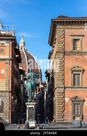 Vorder- oder Rückansicht der Bronzereiterstatue von Ferdinando I de' Medici mit dem Dom in Florenz, Italien Stockfoto