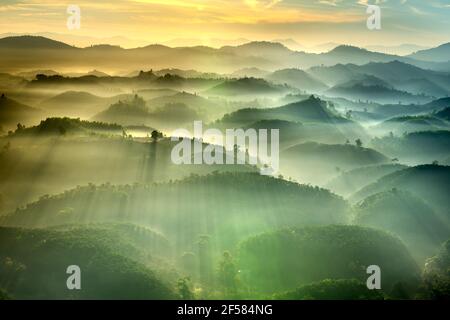 Phantasievolle Landschaft eines frühen Morgens, wenn die Sonne über den Dai Lao Berges Bereich ansteigt, Bao Loc Bezirk, Provinz Lam Dong, Vietnam Stockfoto