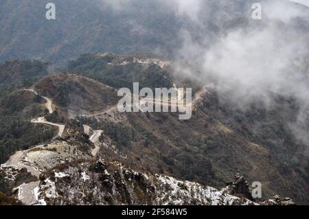 Ariel Blick auf die motorische Straße über die Bergspitze, schöne Berghang mit bewölktem Himmel. Stockfoto